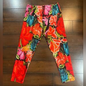 Goldsheep Cropped Leggings with Red Floral Design